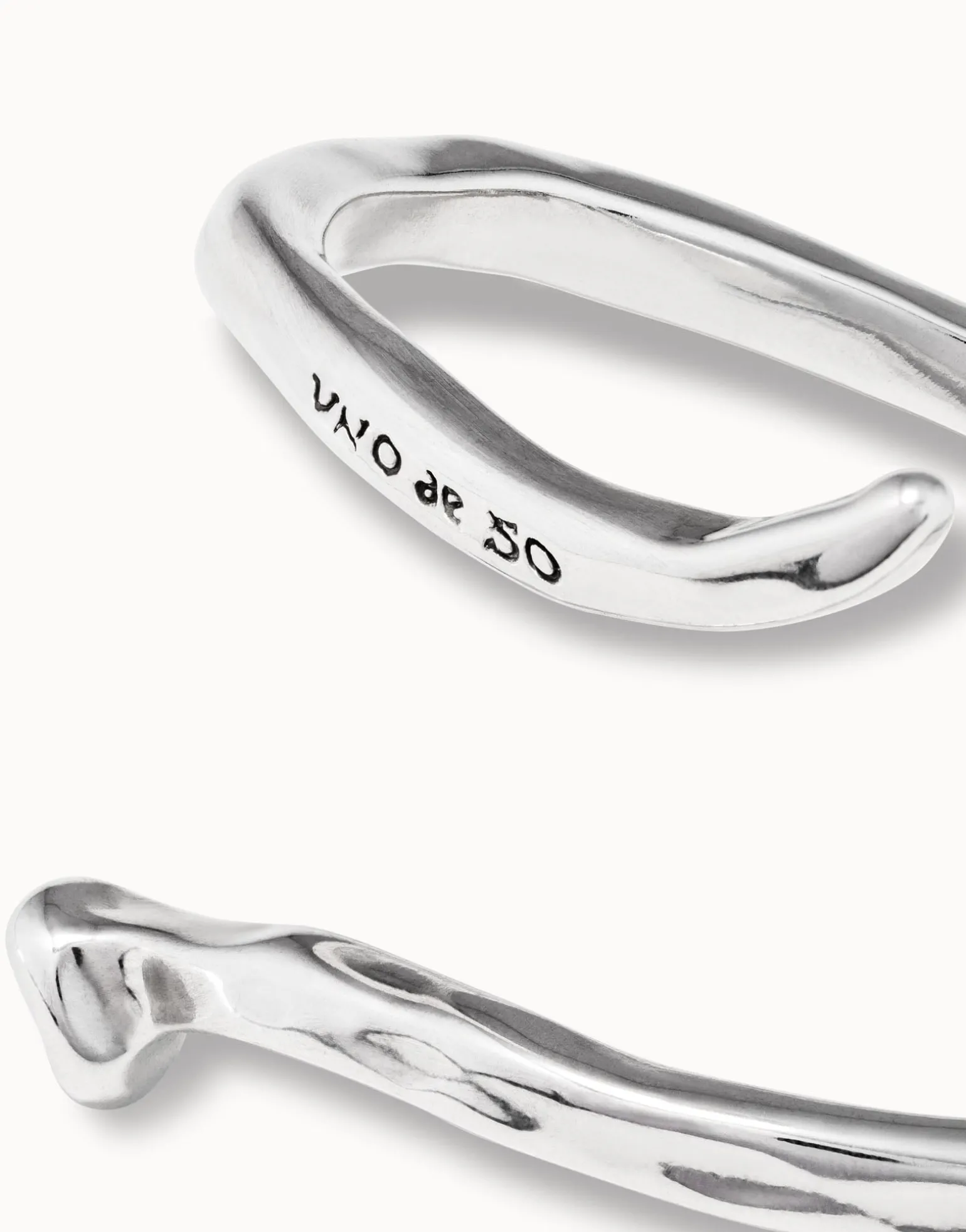 Bangle bracelet with a spiral-shaped nail