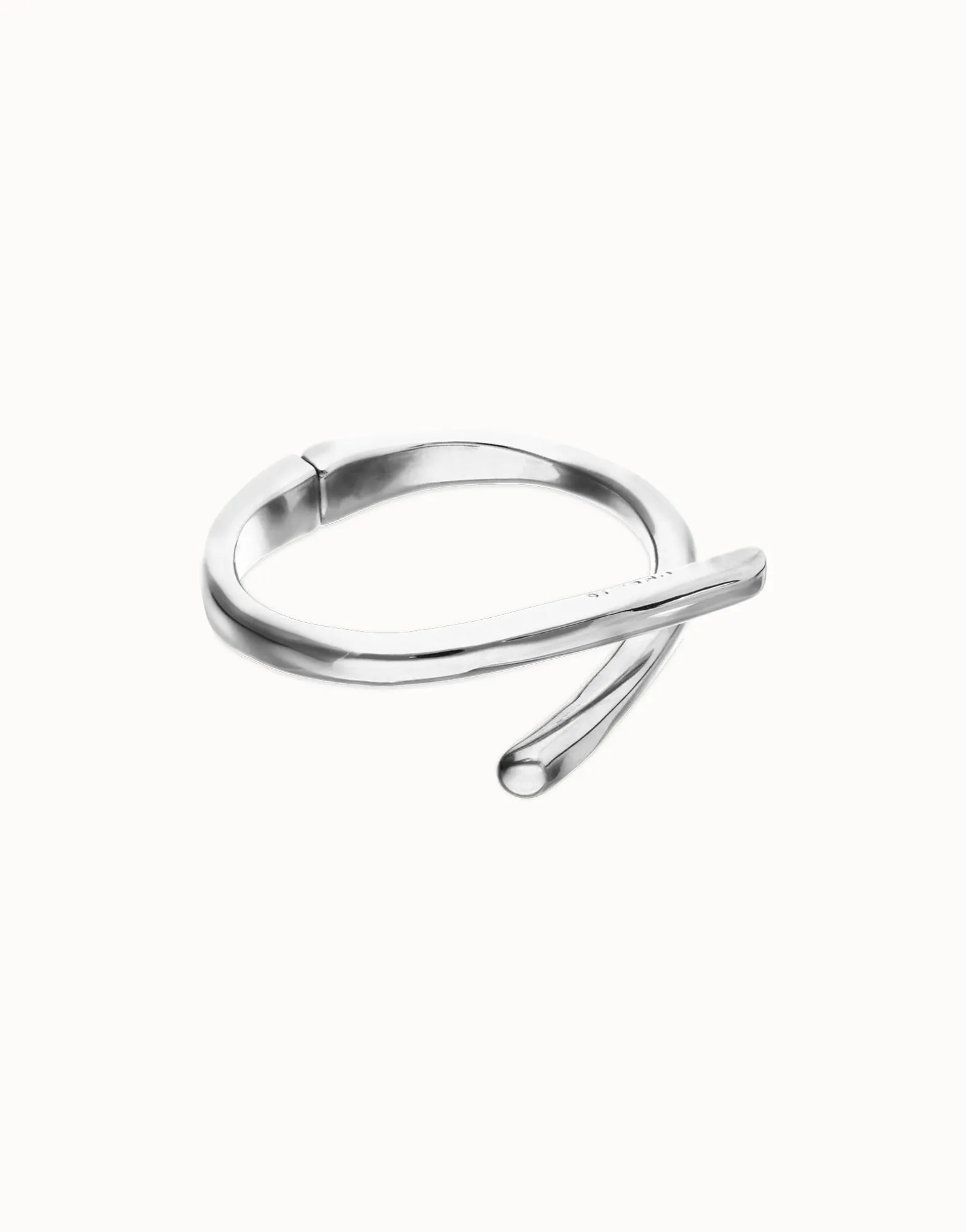 Bangle bracelet with intertwined organic shapes