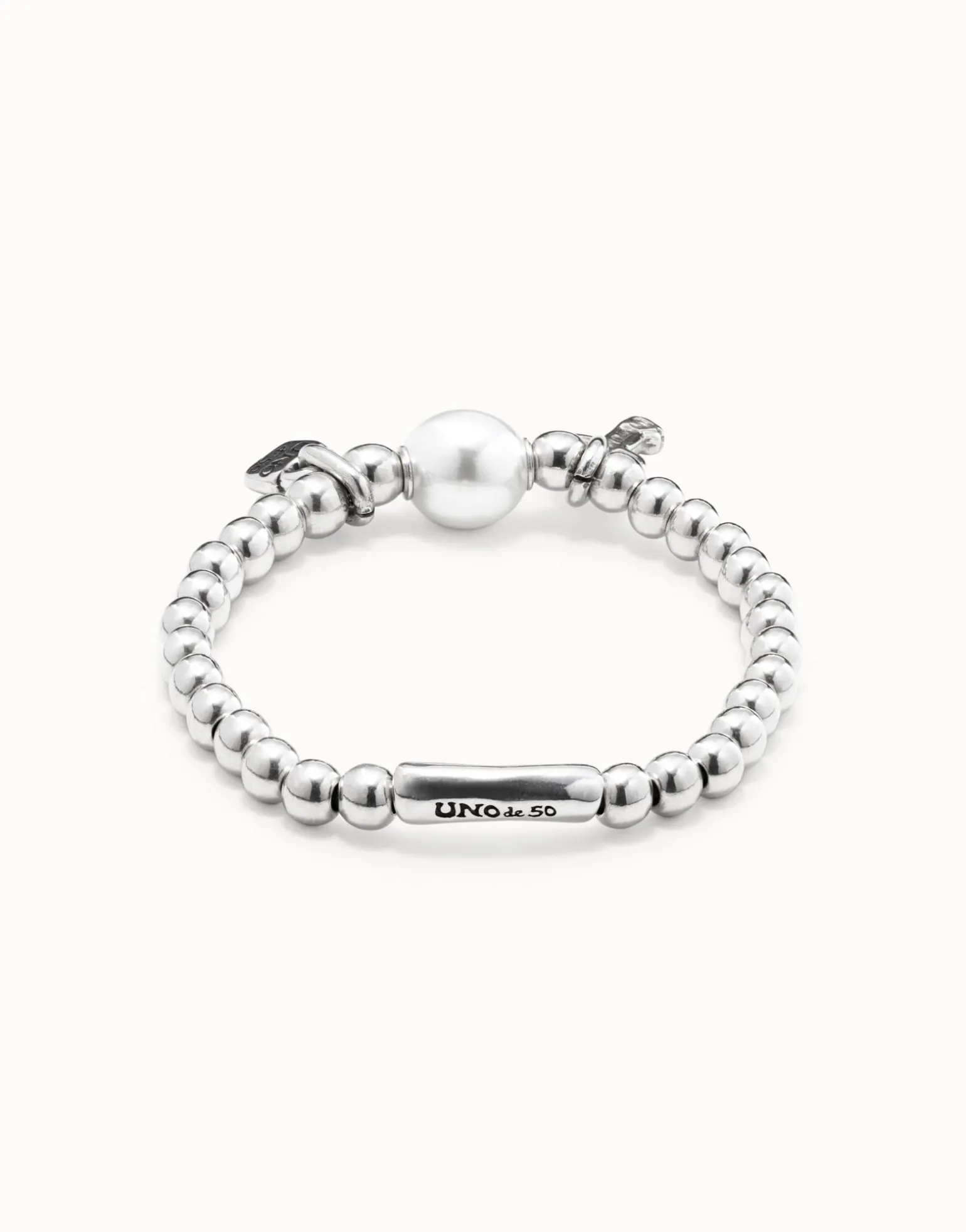Bangle bracelet with pearl