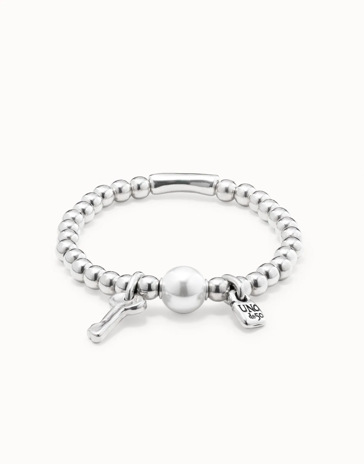 Bangle bracelet with pearl