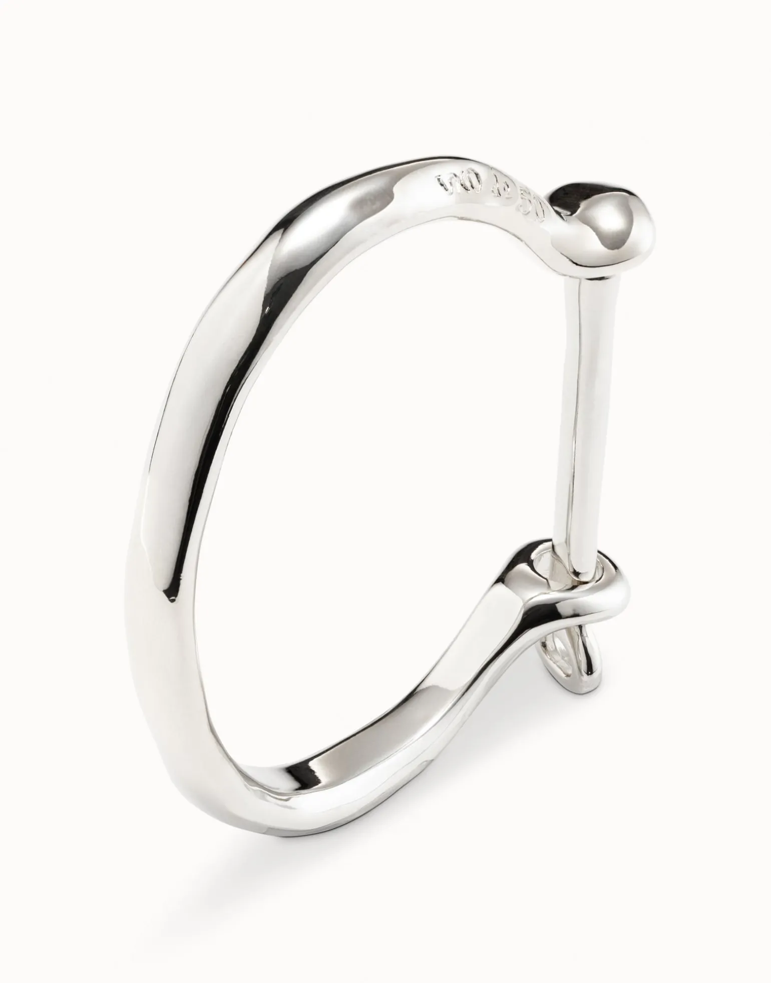 Bangle bracelet with shackle‑style clasp