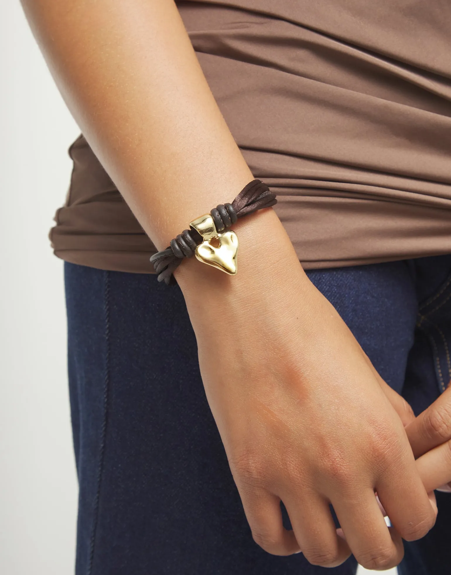 Bracelet in silk thread and brown leather with heart