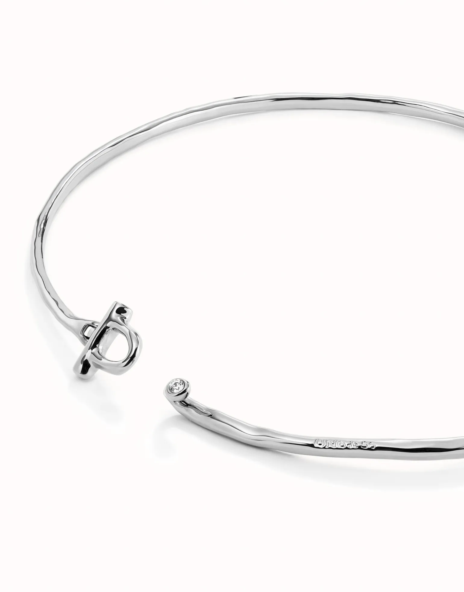 Choker necklace with front clasp and white topaz