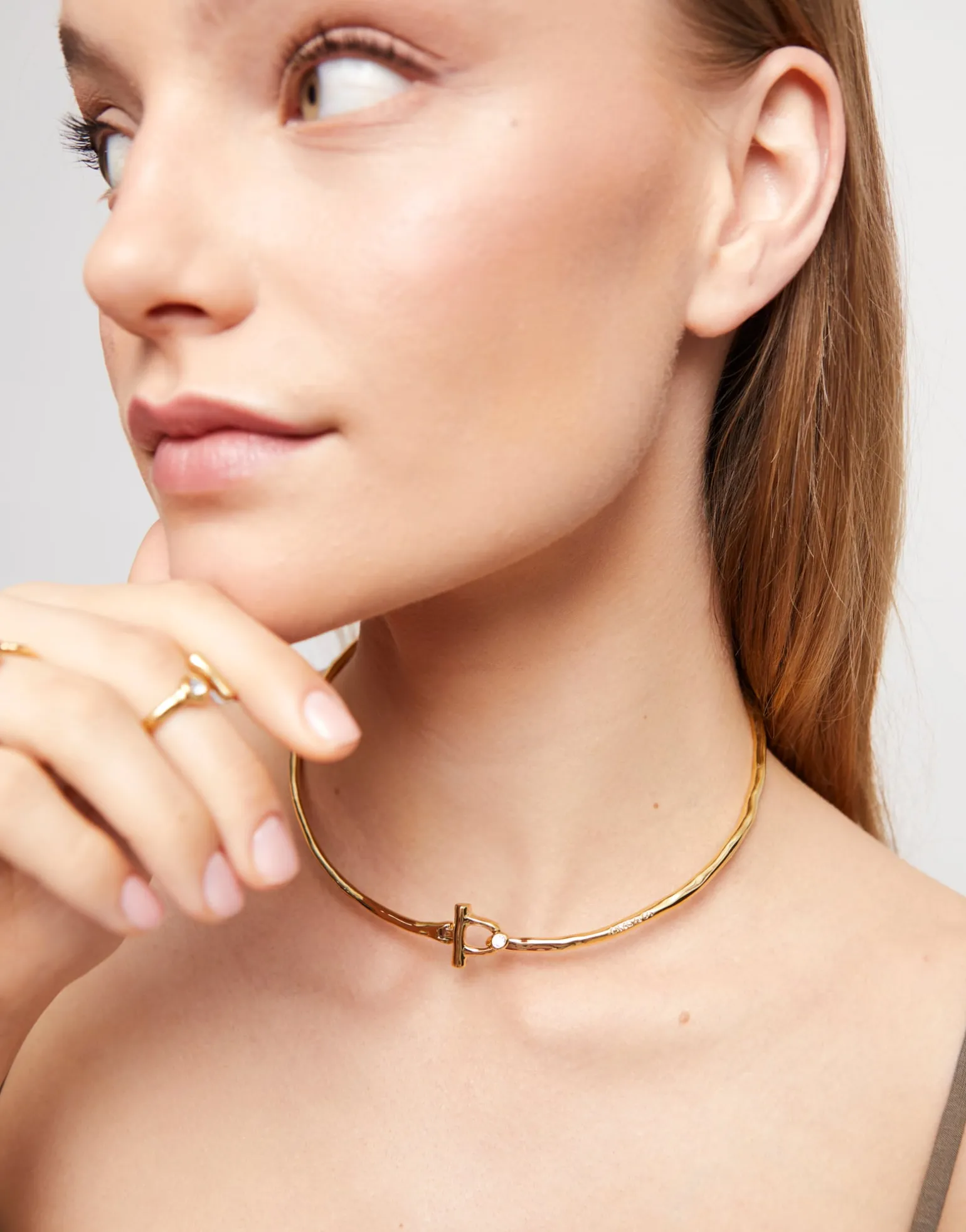 Choker necklace with front clasp and white topaz