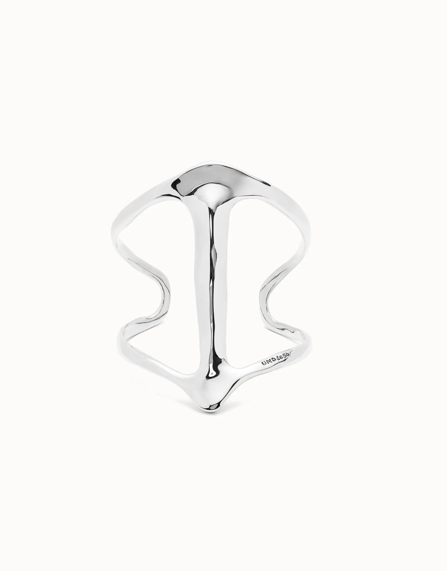 Cuff bracelet with manta ray structure