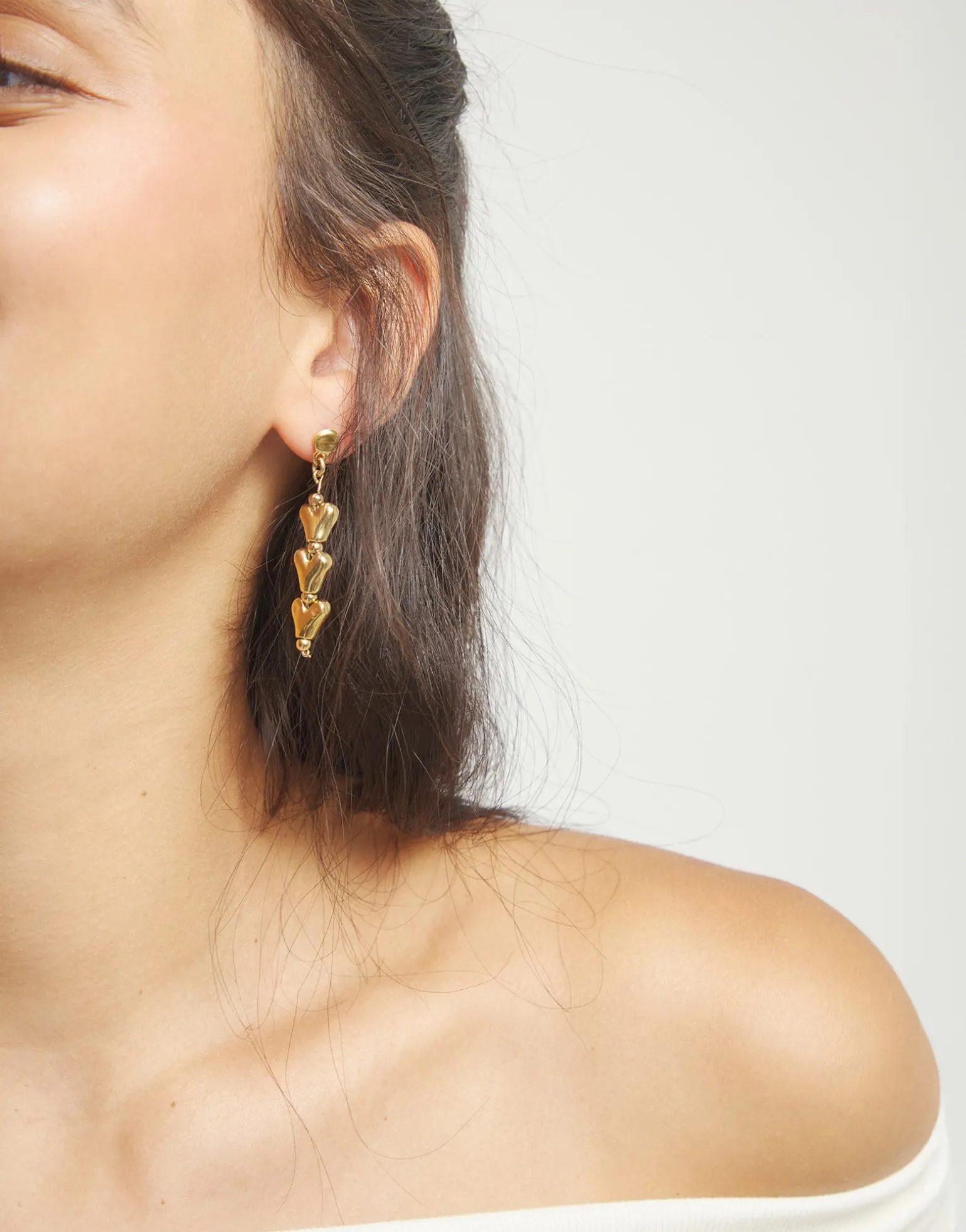 Drop earrings with chained hearts