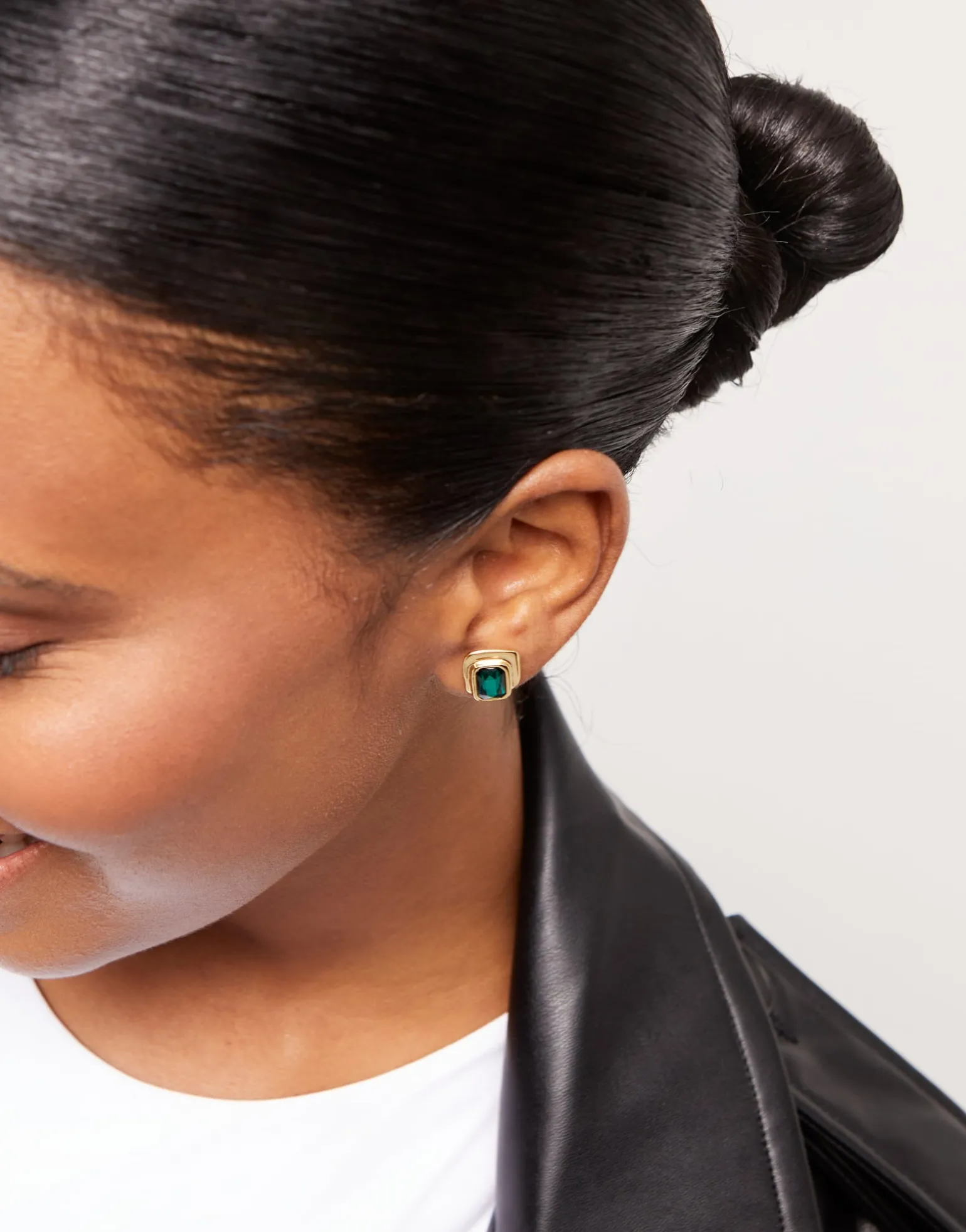 Earrings with green crystal