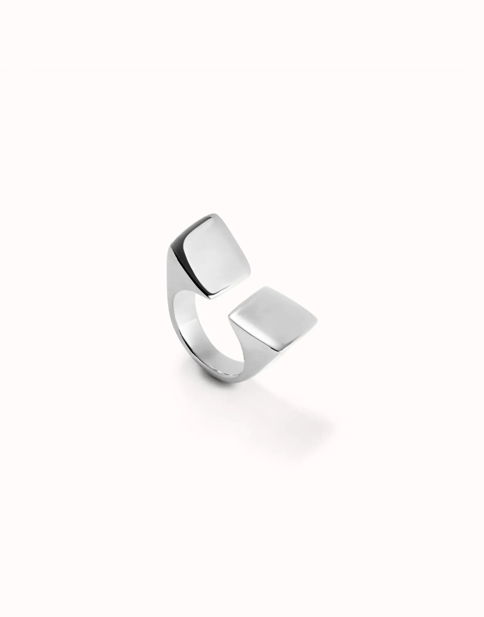 Geometric ring with large square shape