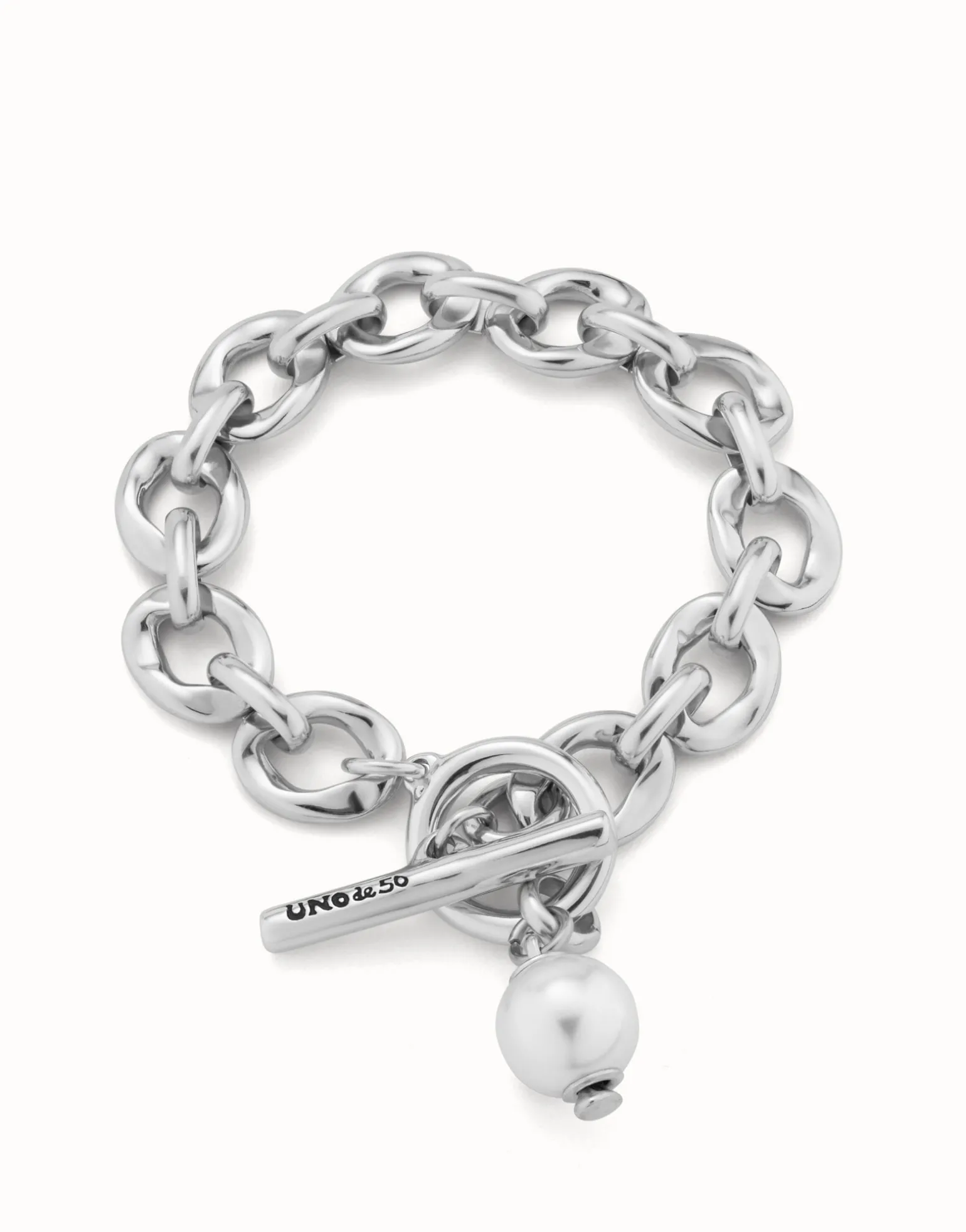 Large link chain bracelet with a pearl