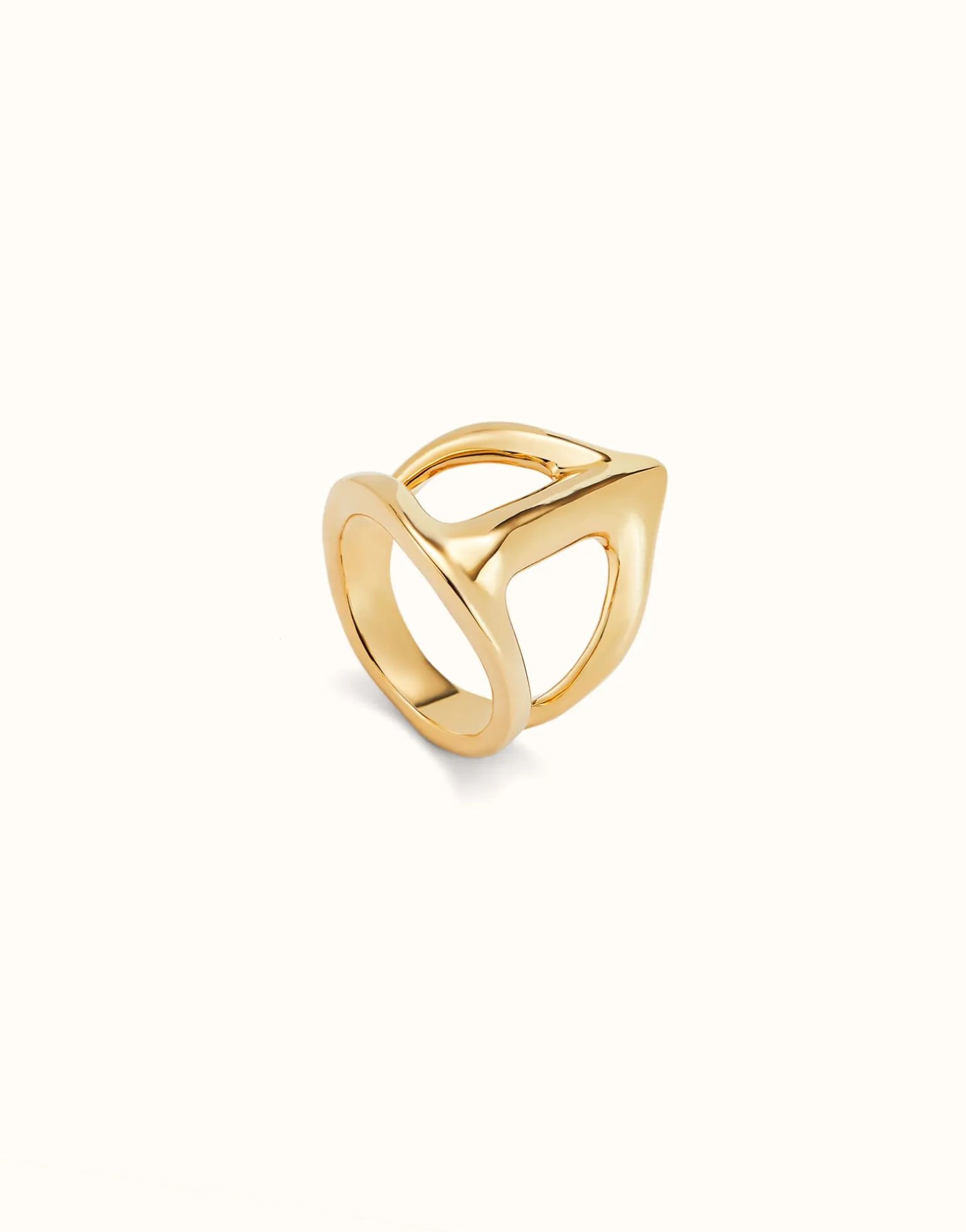 Manta ray-shaped ring