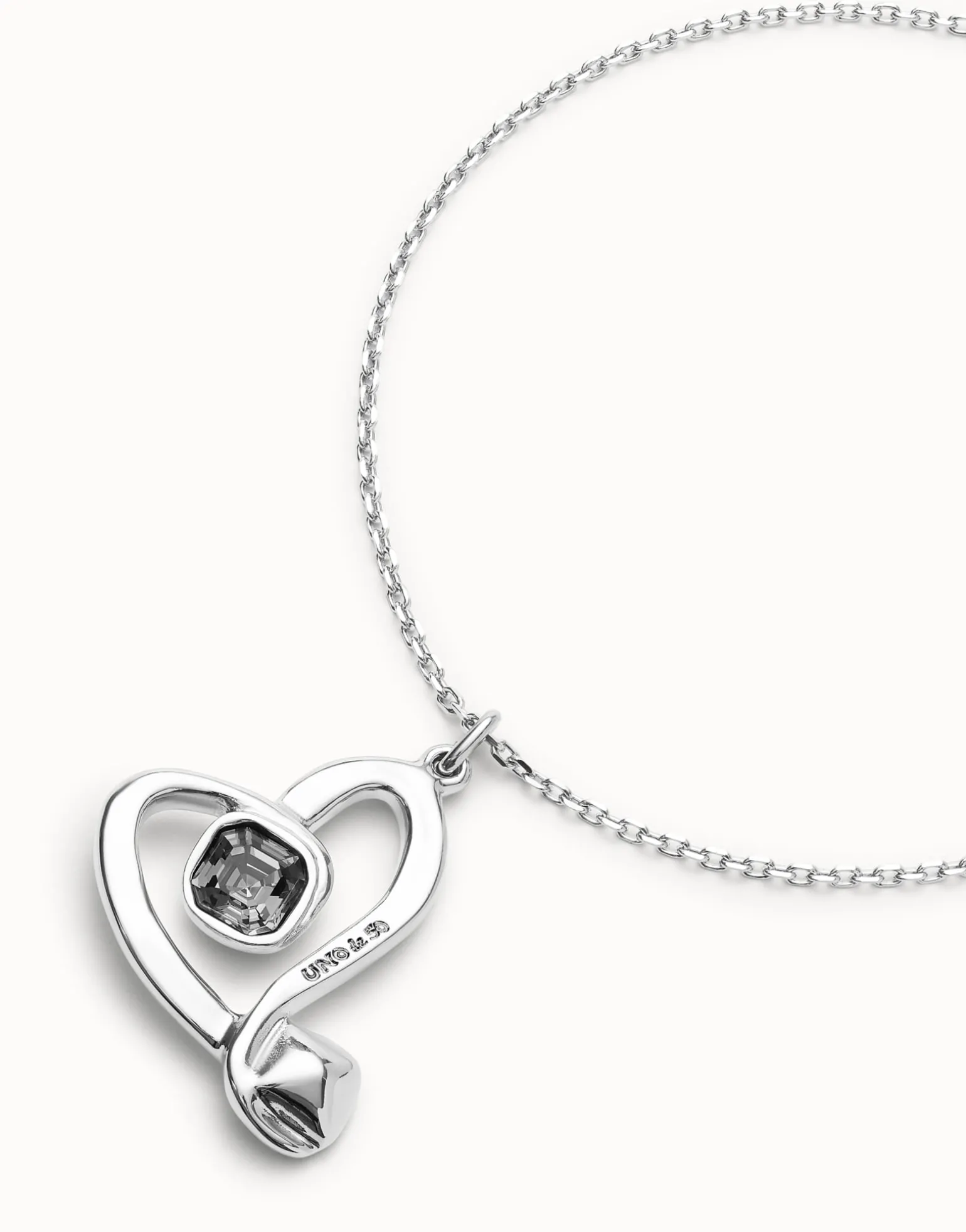 Midsize chain pendant necklace with a large heart
