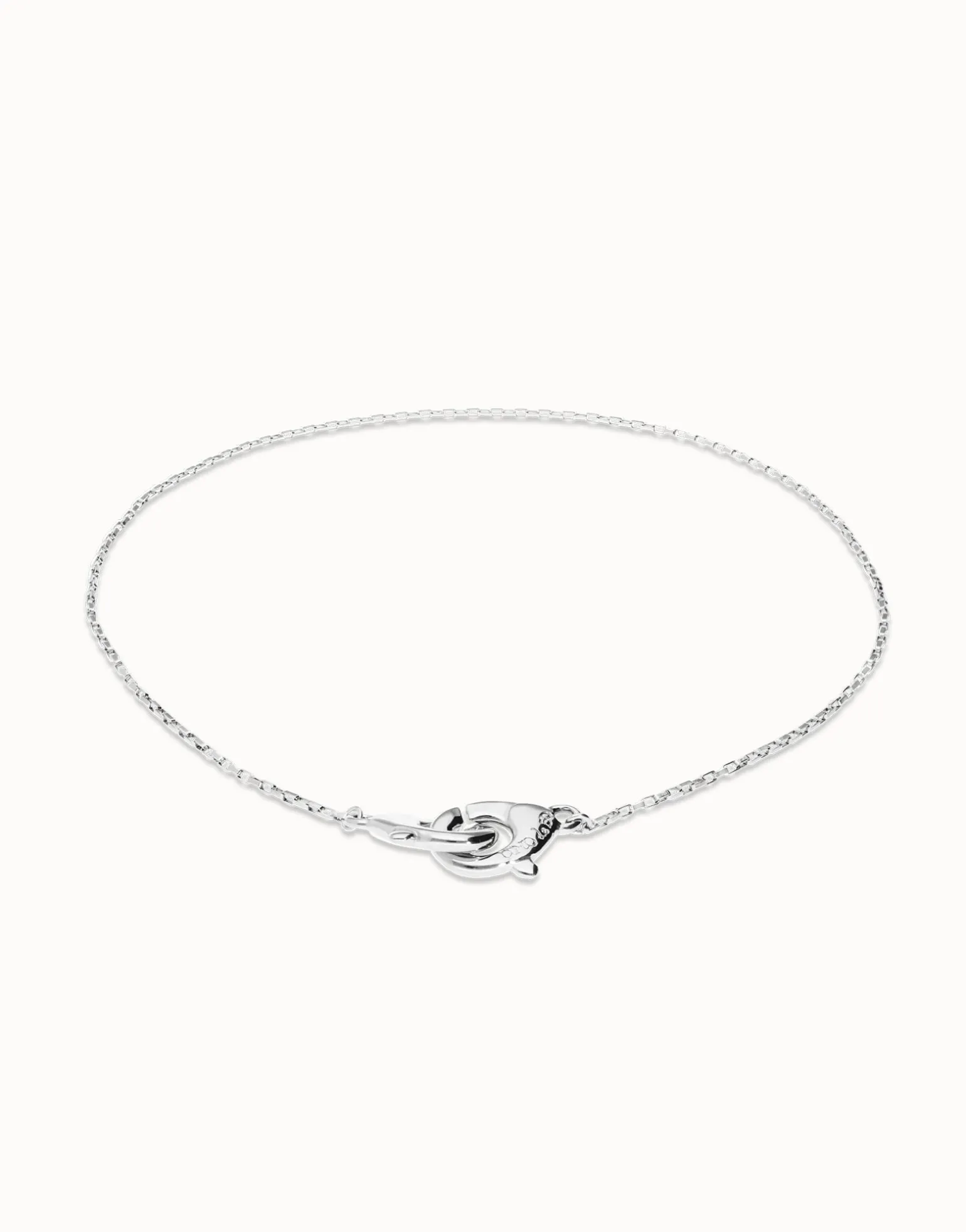 Necklace with intertwined carabiner detail