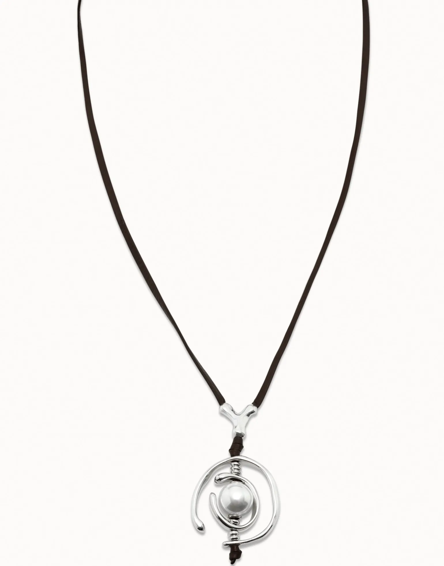 Necklace with leather and pearl