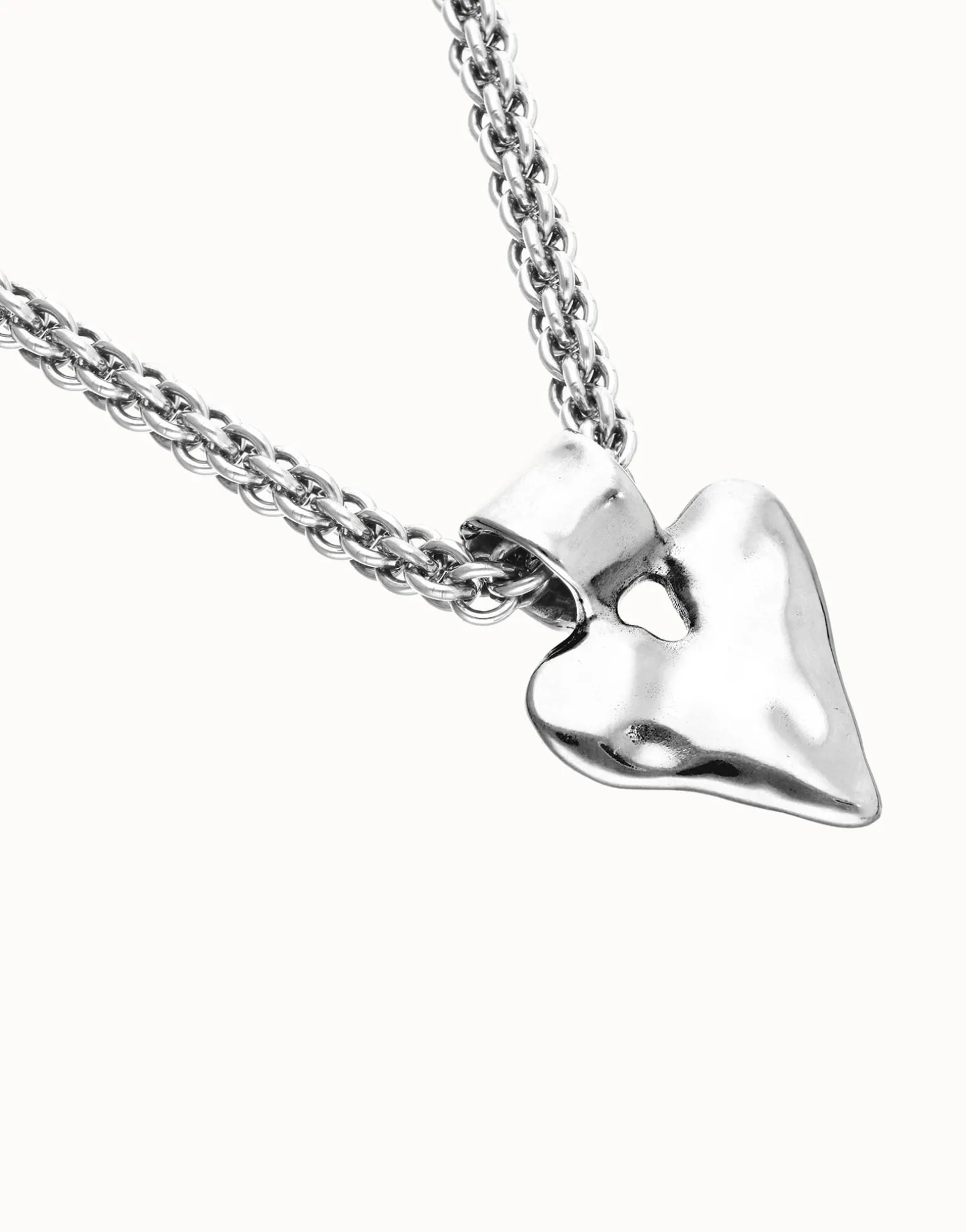 Necklace with thick chain and heart detail