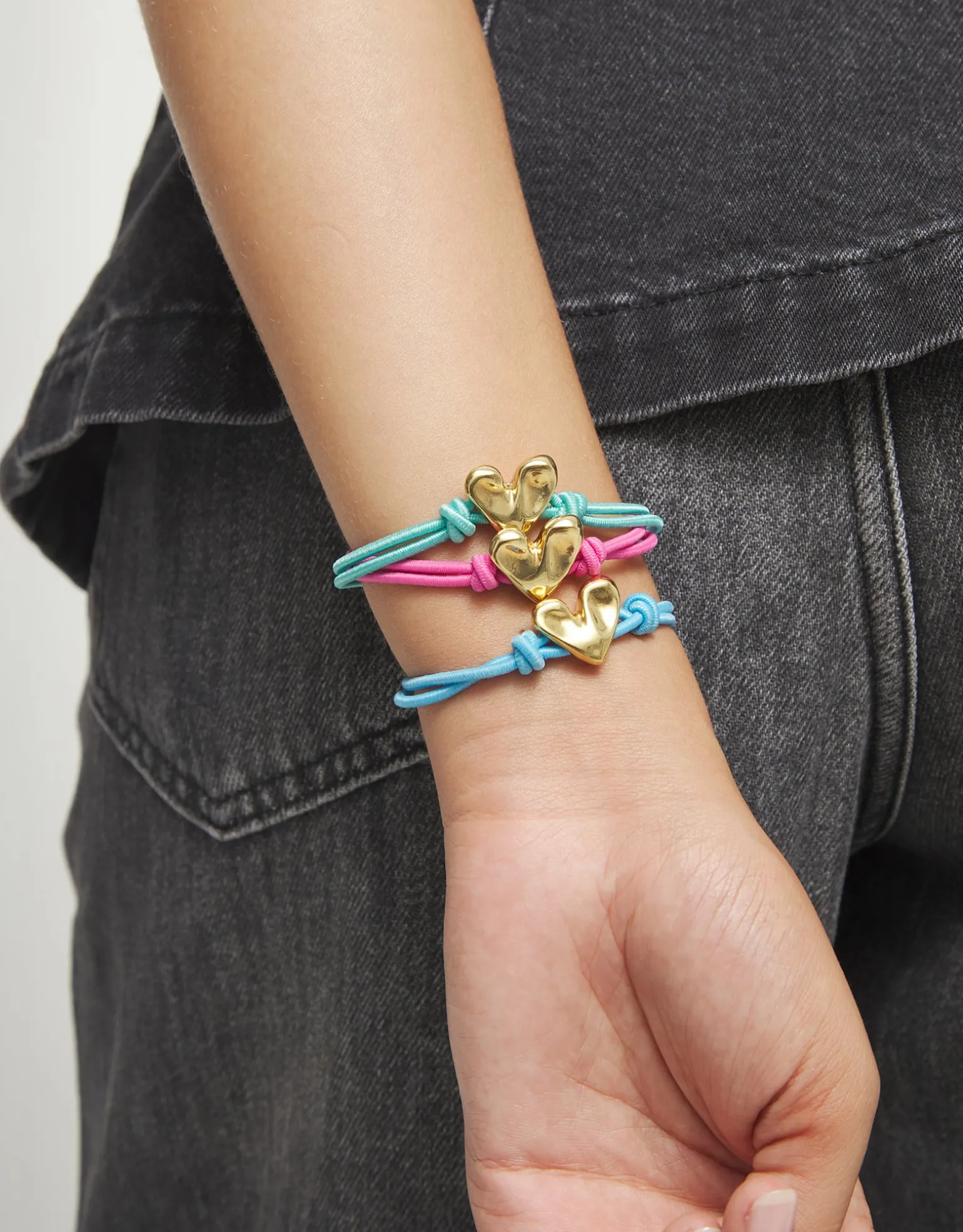 Pink elastic thread bracelet with heart charm