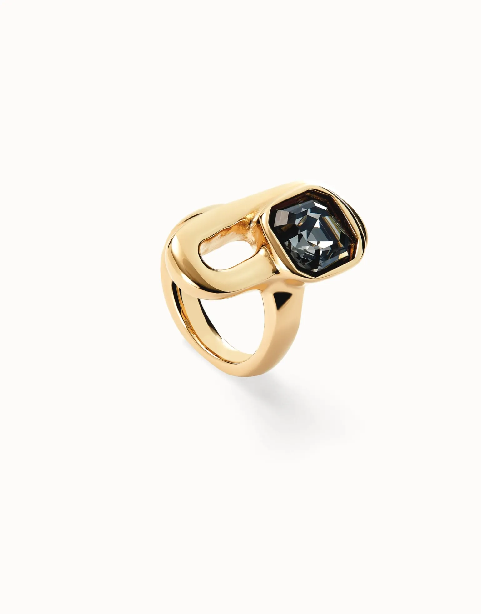 Ring with black crystal
