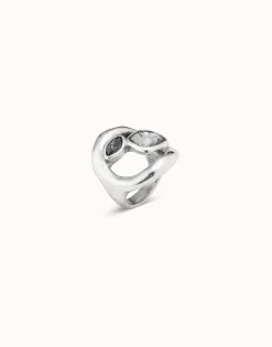 Ring with central oval and two crystals