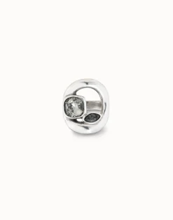 Ring with central oval and two crystals