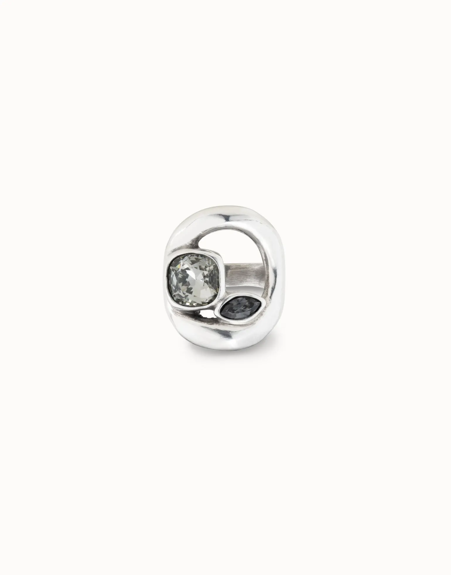 Ring with central oval and two crystals