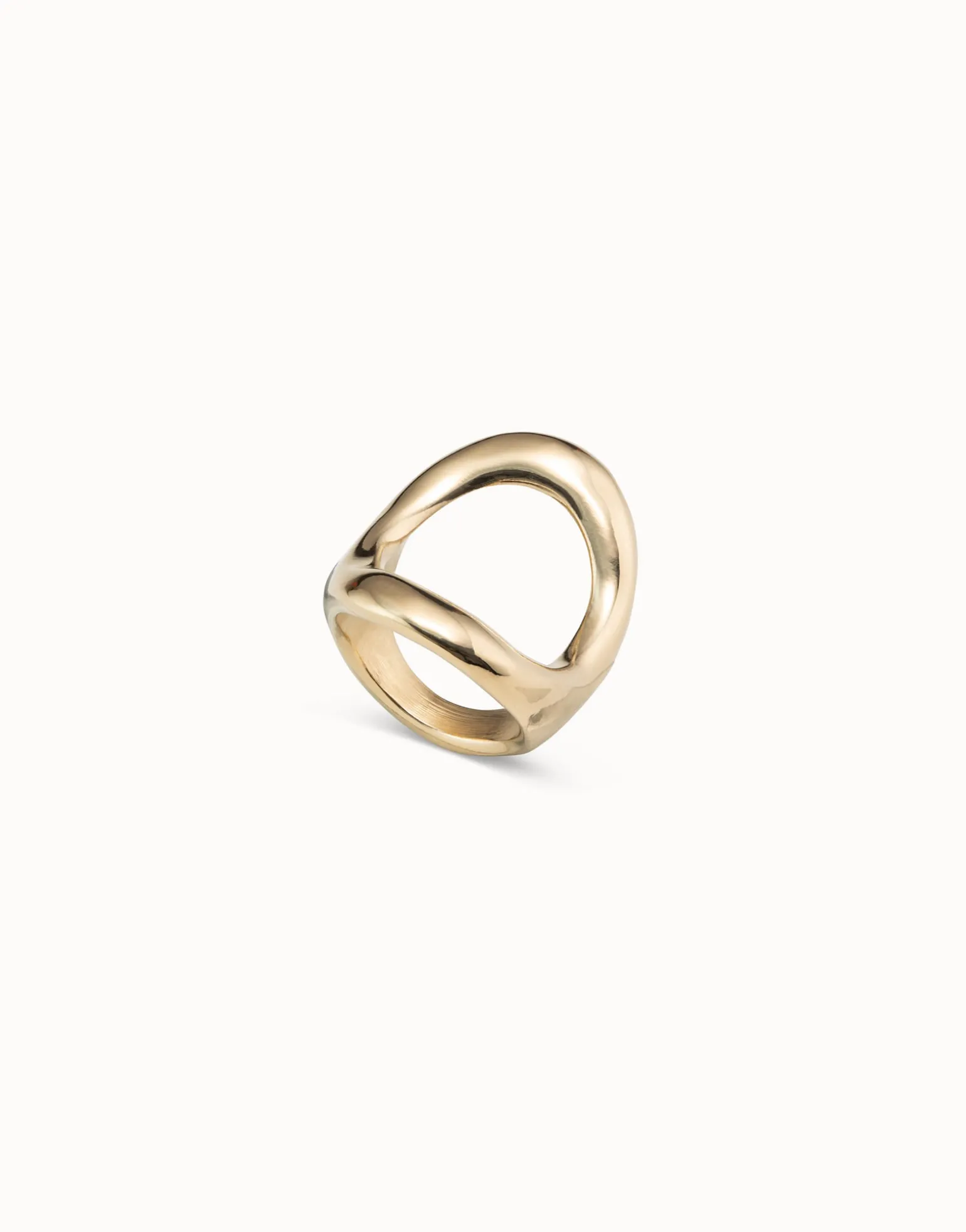 Ring with large central oval