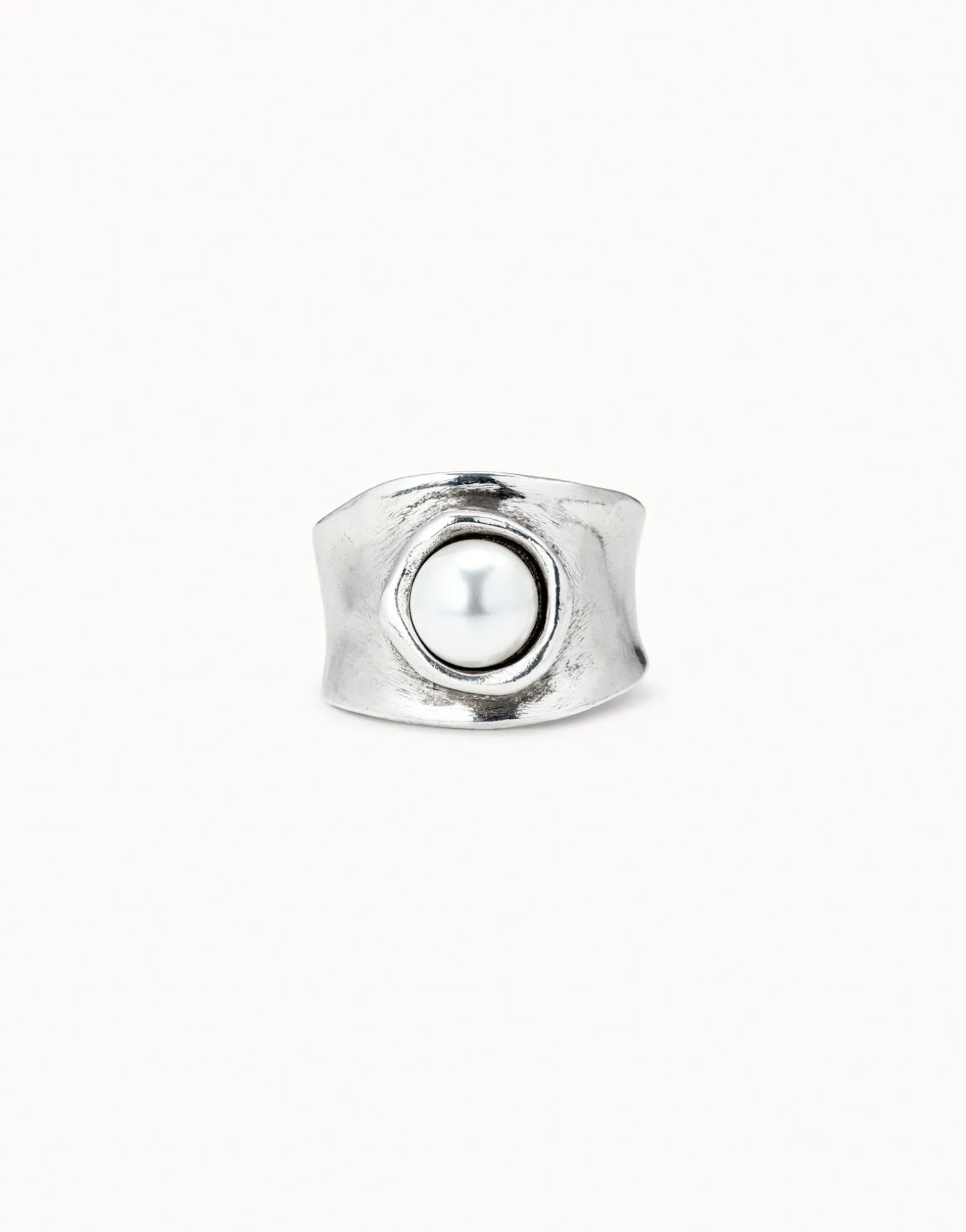 Ring with pearl