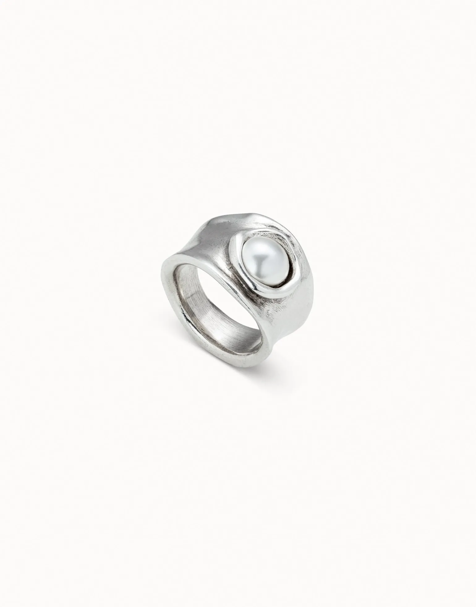 Ring with pearl