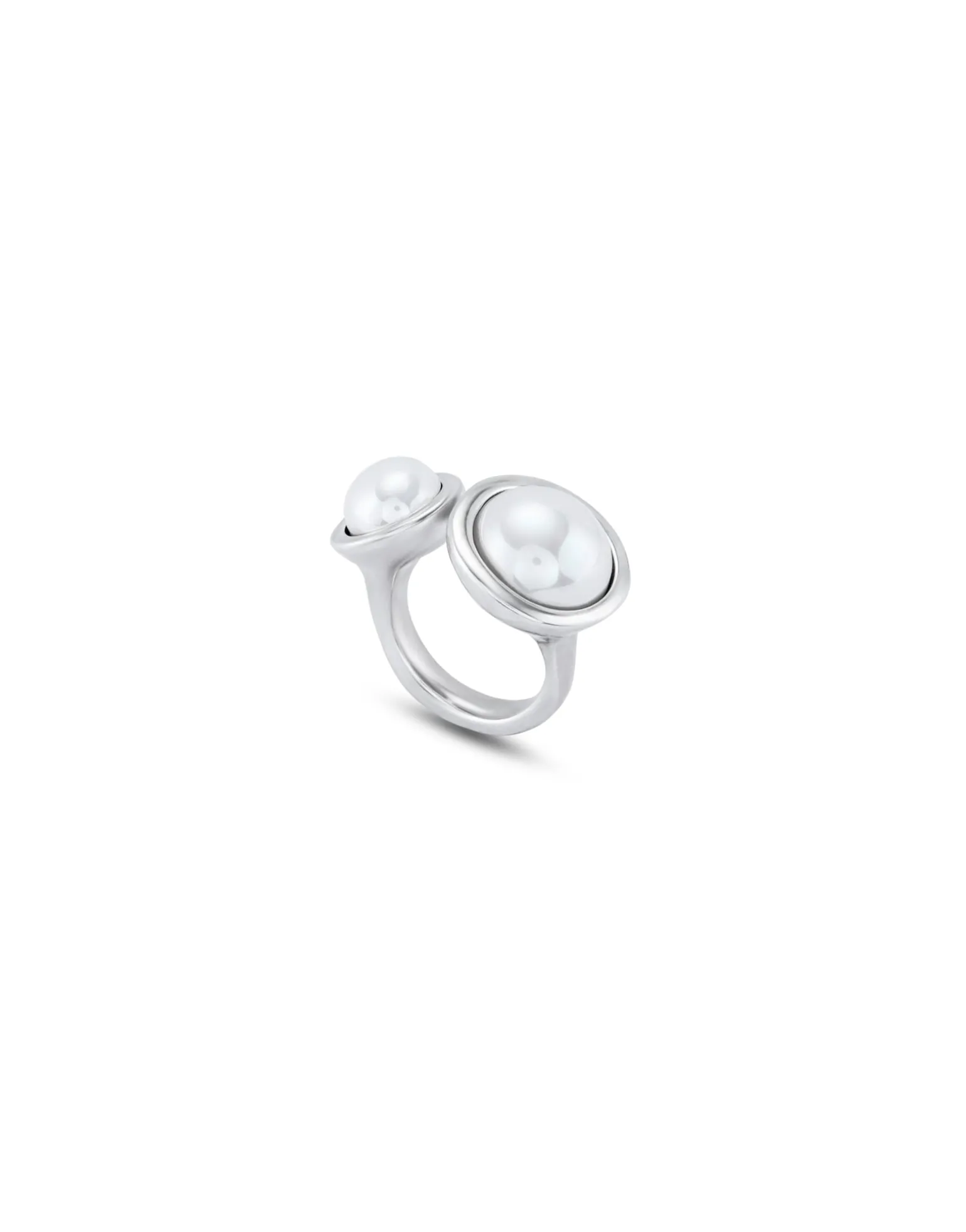 Ring with pearls