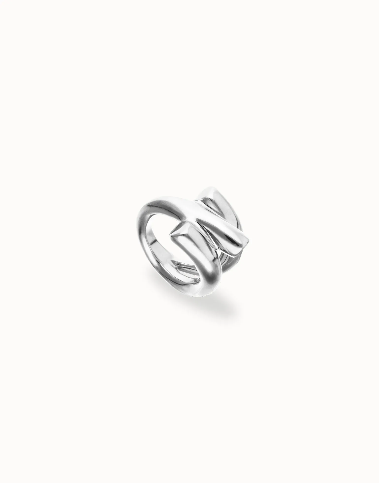 Ring with three intertwined organic shapes