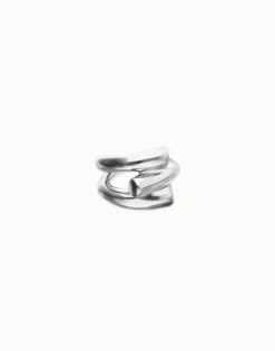 Ring with three intertwined organic shapes