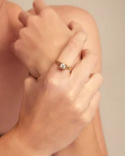 Ring with white zirconia