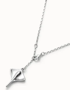 Short chain pendant necklace with manta ray
