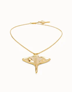 Short chain pendant necklace with manta ray