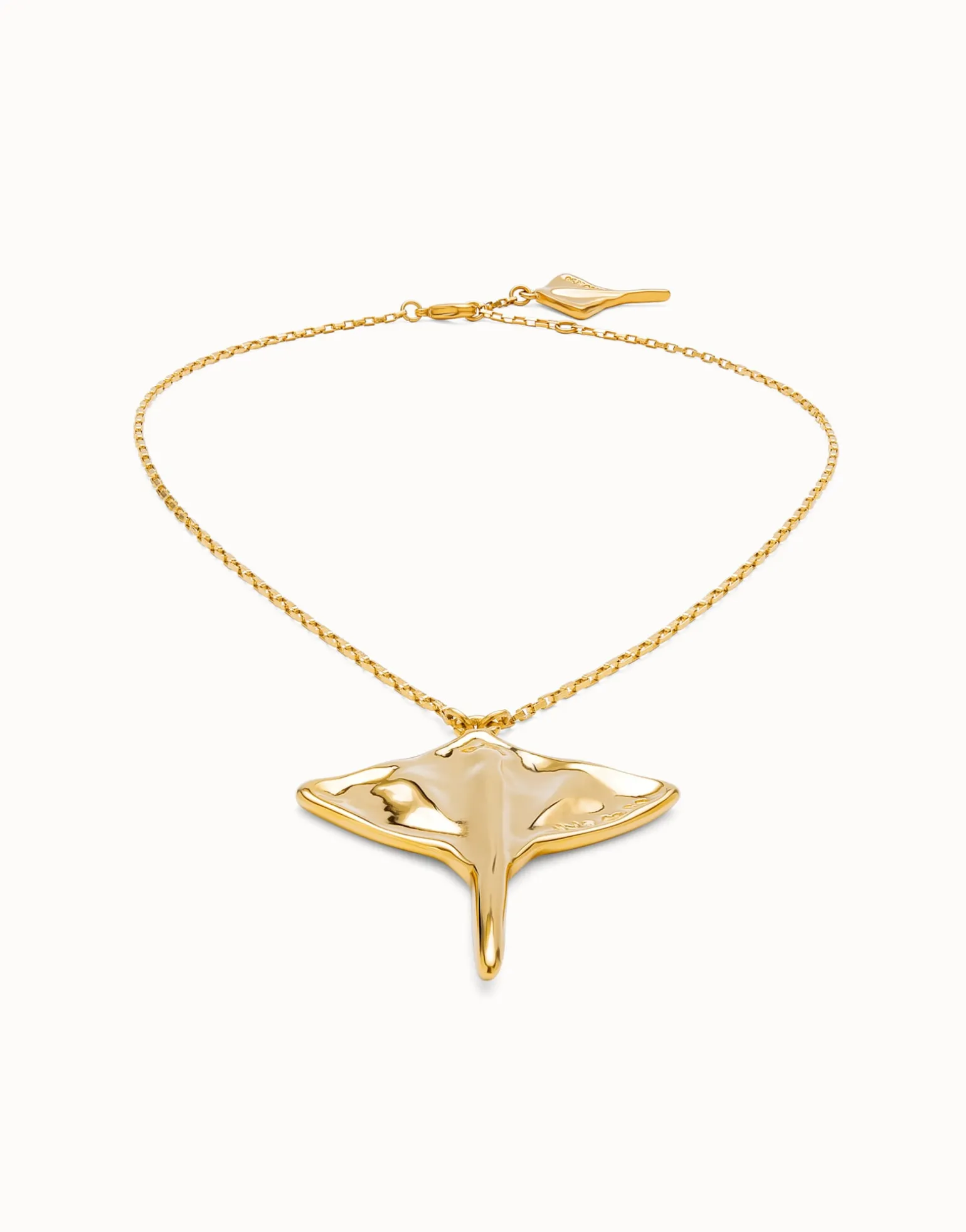 Short chain pendant necklace with manta ray