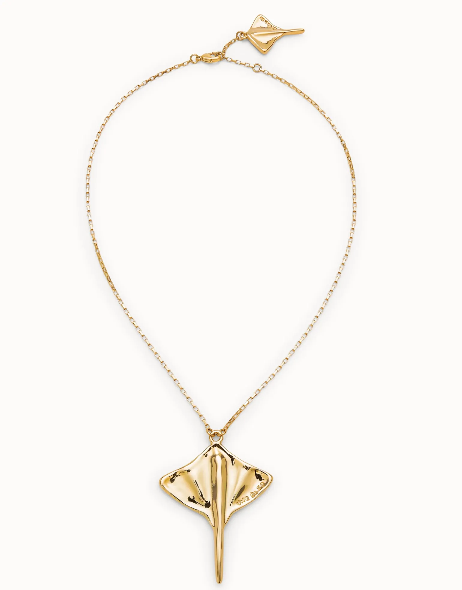 Short chain pendant necklace with manta ray