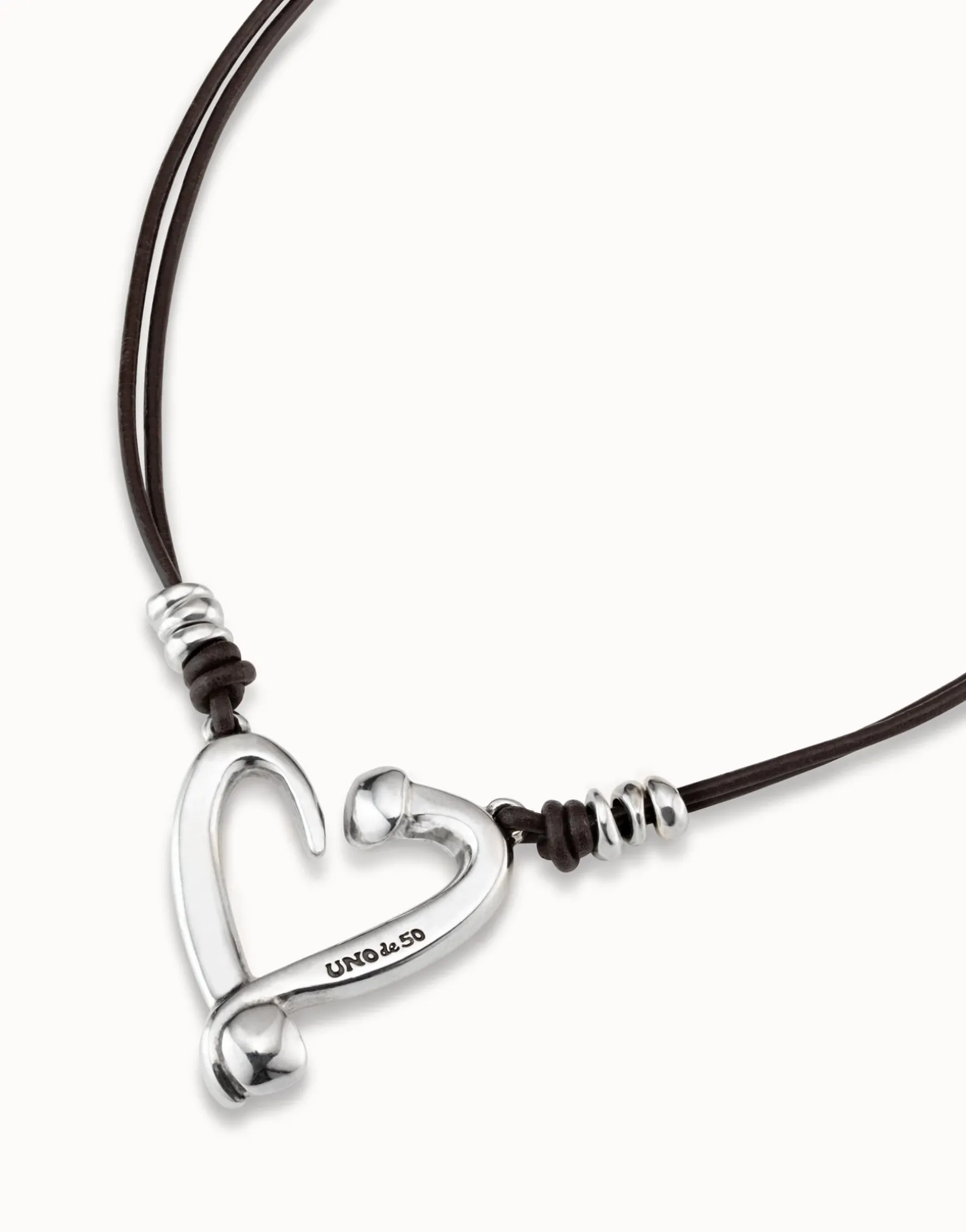Short leather necklace with a heart