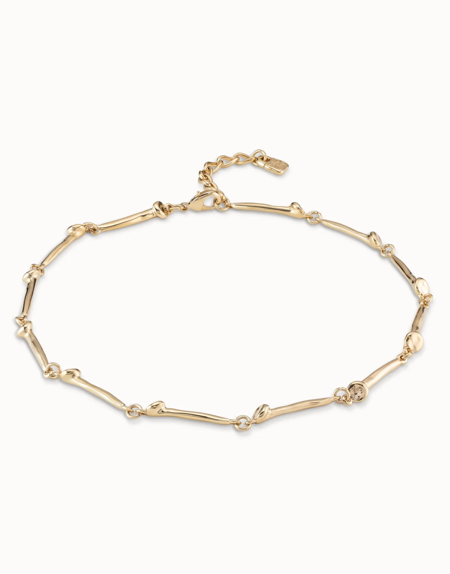 Short necklace with nail-shaped pieces