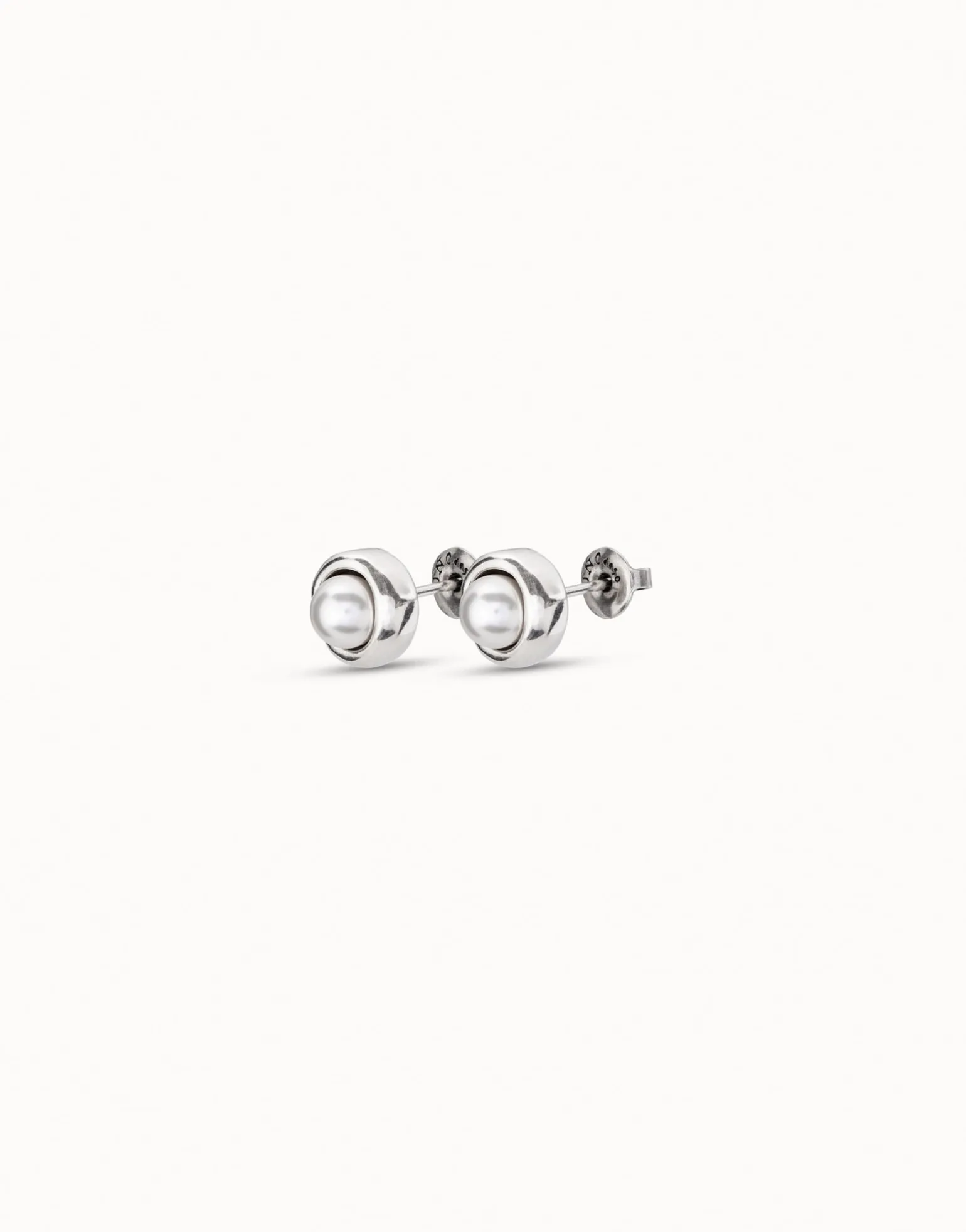 Stud earrings with pearl