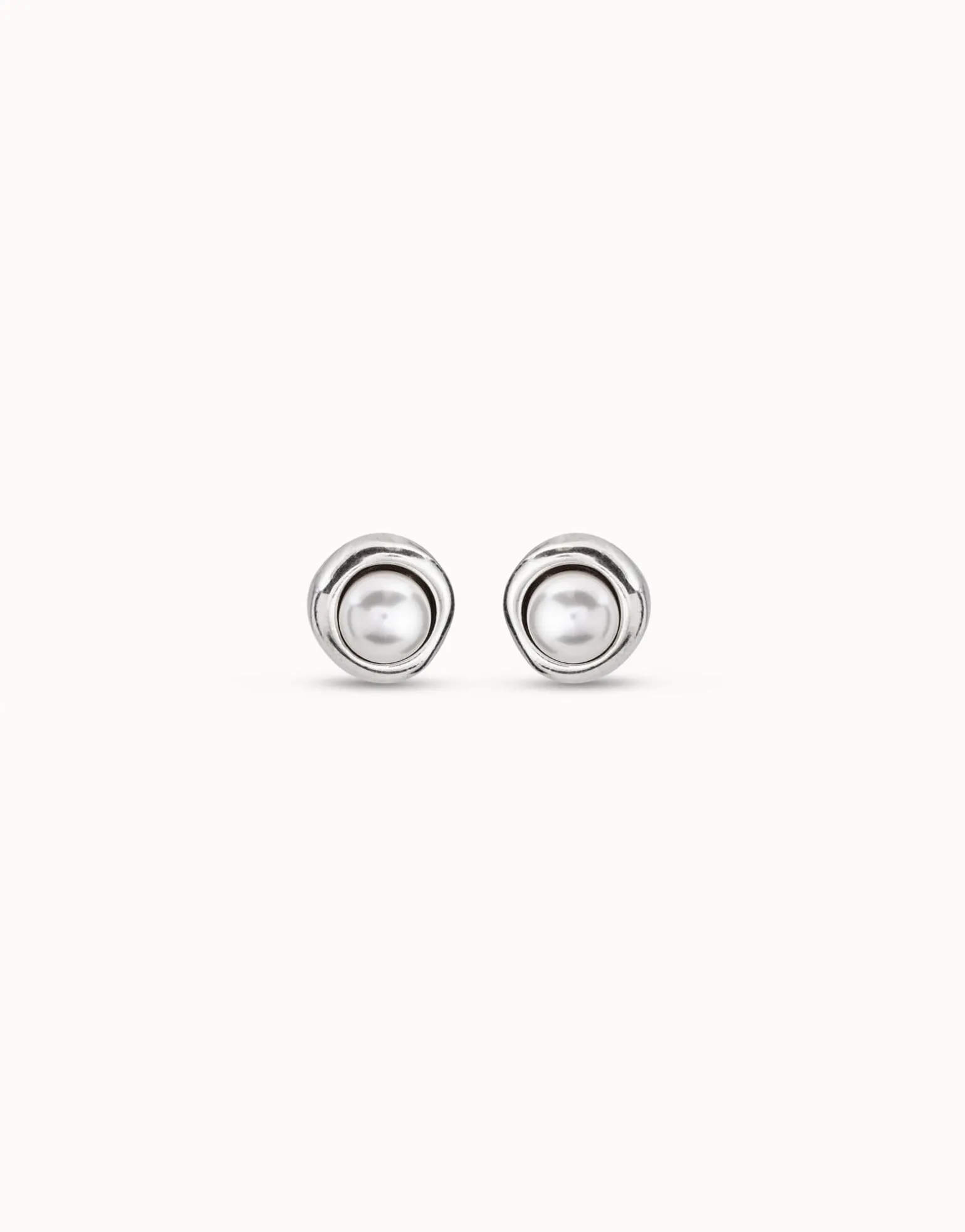 Stud earrings with pearl