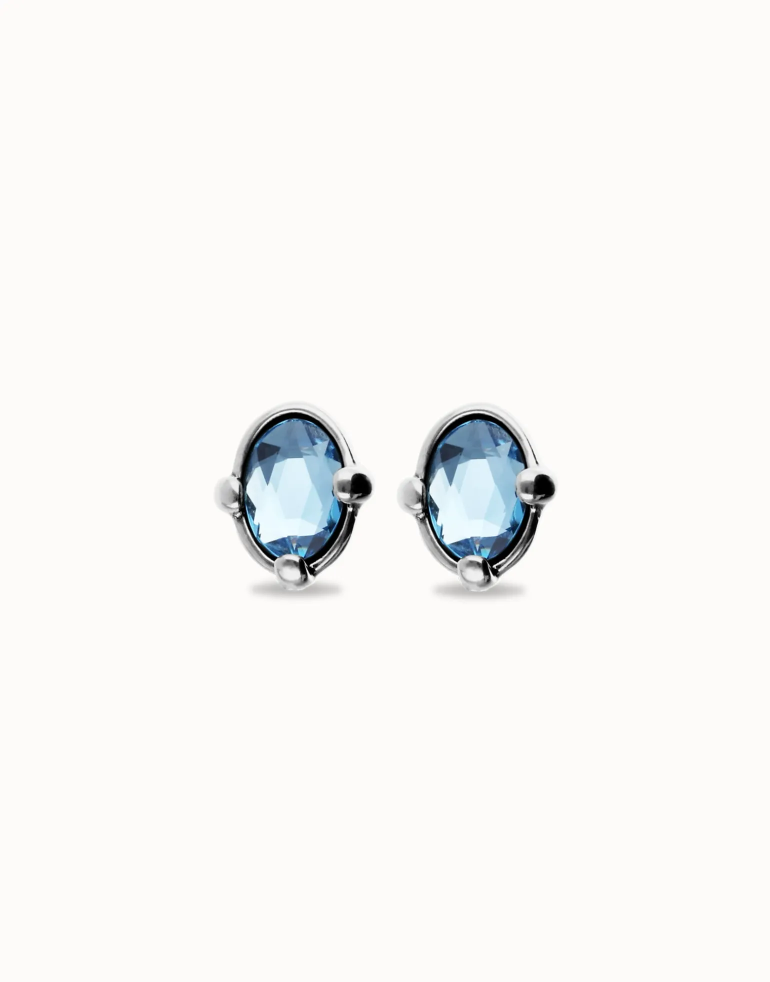Studs with blue oval faceted crystals
