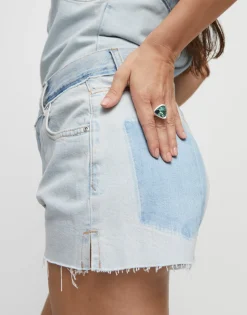 Triangular ring with green crystal