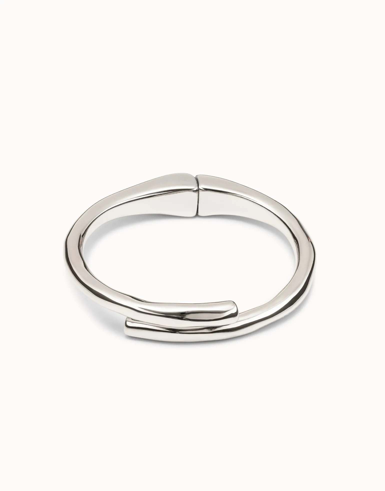 Tubular shaped bangle bracelet